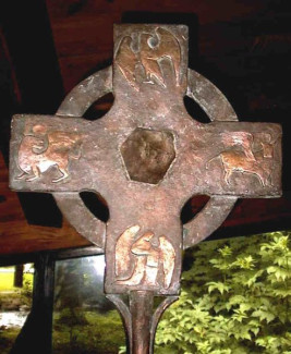Standkreuz auf Altar